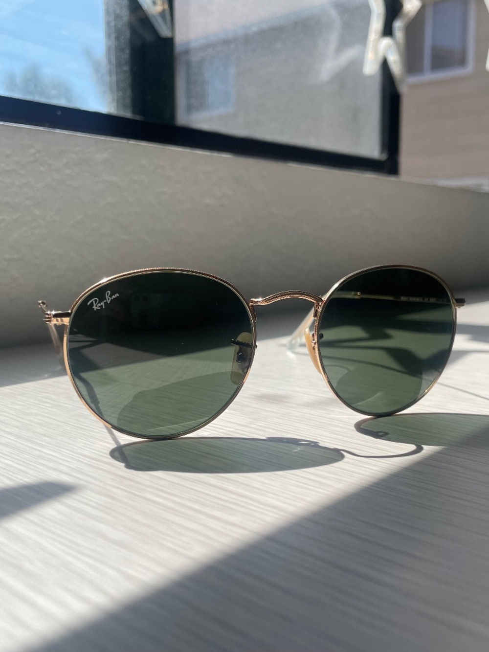 Ray-Ban Round Metal Sunglasses in Arista Gold with Green lenses and Leather Case - Picture 3 of 9